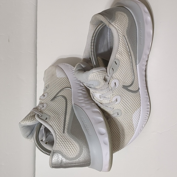 Women’s Nike Renew size 9.5 running shoes white and silver - Picture 5 of 12